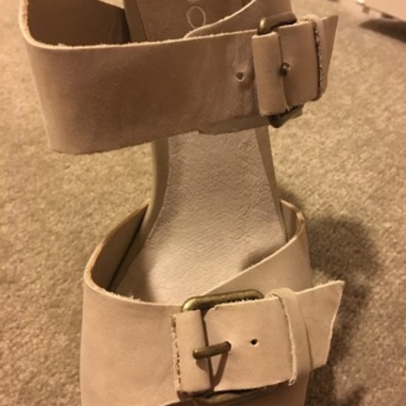 ALDO Platforms - Tan, Black & Orange w Gold Buckle - Picture 3 of 5